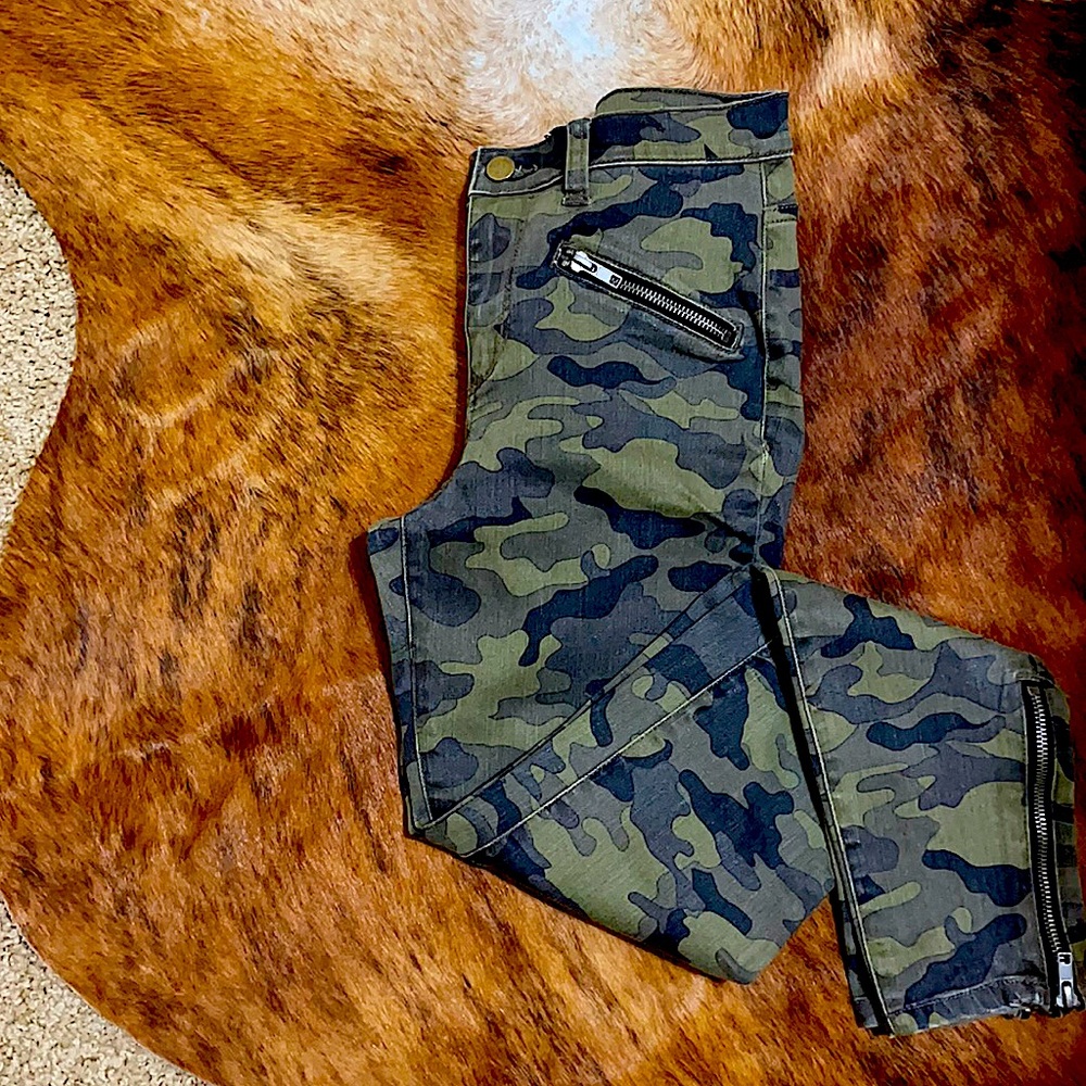 Size: 27 Camouflage Harper Jeans w/ Zipper Accents
